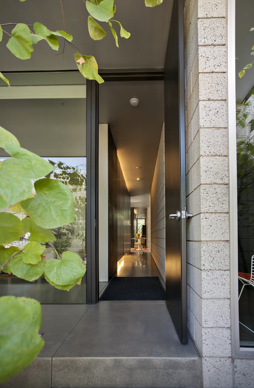 House Tour A Contemporary Urban Desert Home Apartment Therapy